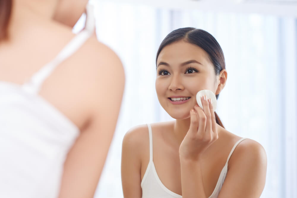 Hands vs Cotton Pads: Which is the Best Way to Apply Toner?